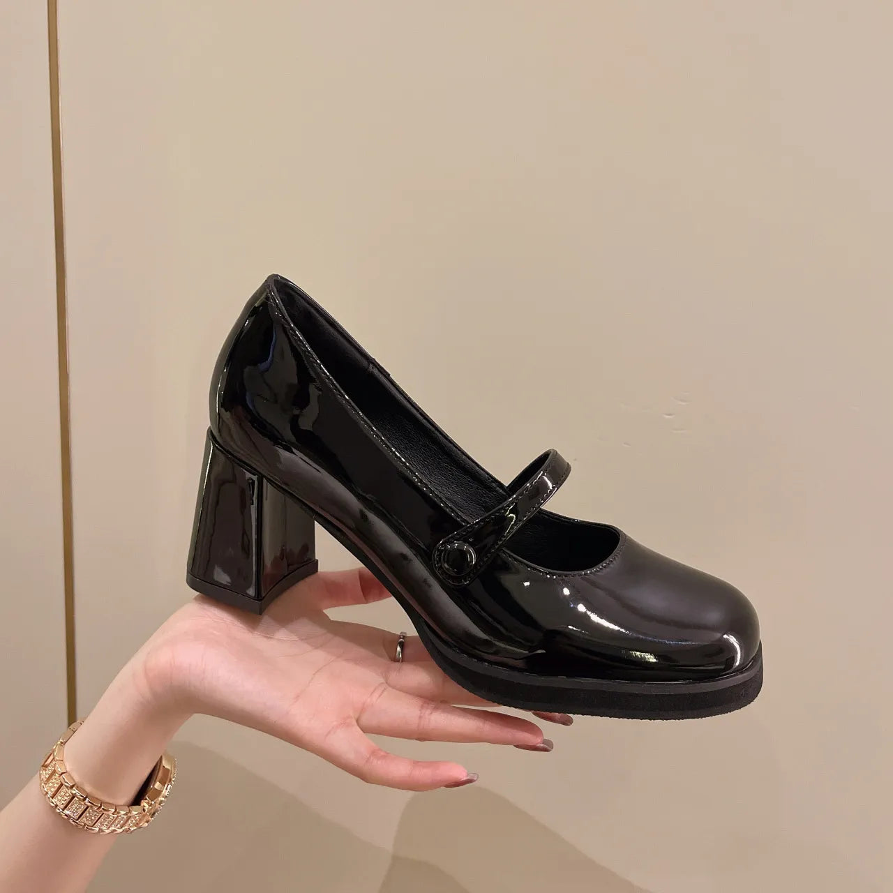 Fashion shallow mouth high-heeled women shoe 2022 spring new French retro thick heel small leather shoe all-match Mary Jane shoe